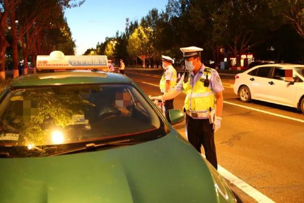 無(wú)用功！酒駕司機(jī)為躲避處罰“?；ㄕ小?，連吹15次測(cè)試儀