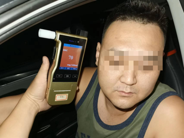 一男子喝酒看球狂歡后酒駕，三亞交警：禁駕5年！