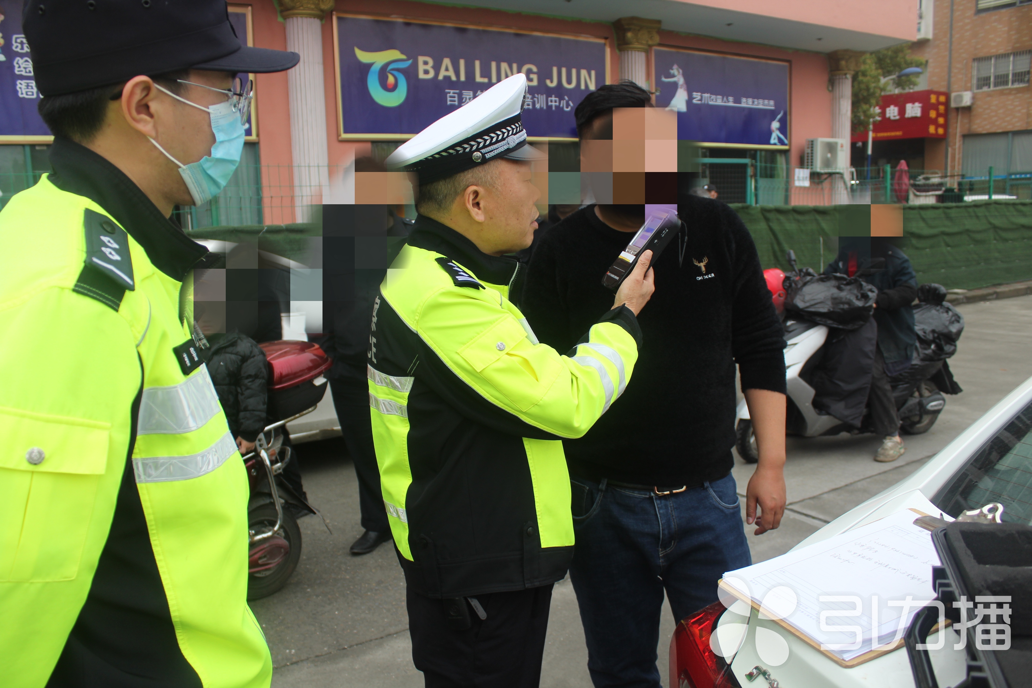 丈夫酒駕遭妻子舉報(bào)，醒悟后抱頭痛哭