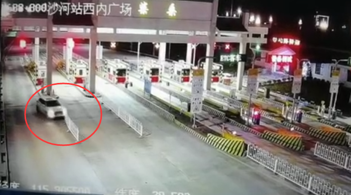 九江一女子吵架后喝酒上高速一腳油門(mén)撞毀收費(fèi)站欄桿