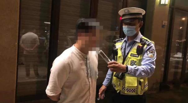 兒子酒駕被查，父親急忙趕到，交警蜀黍：咦？你也來吹一下……